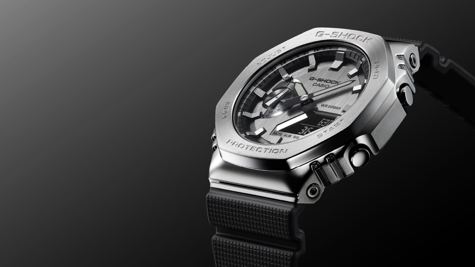 Un reloj Casio G-Shock GM-2100 híbrido con carcasa metálica plateada y correa negra