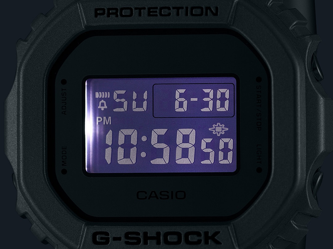 DW-5600FF-8 La pantalla iluminada del reloj digital DW-5600FF-8 en la oscuridad