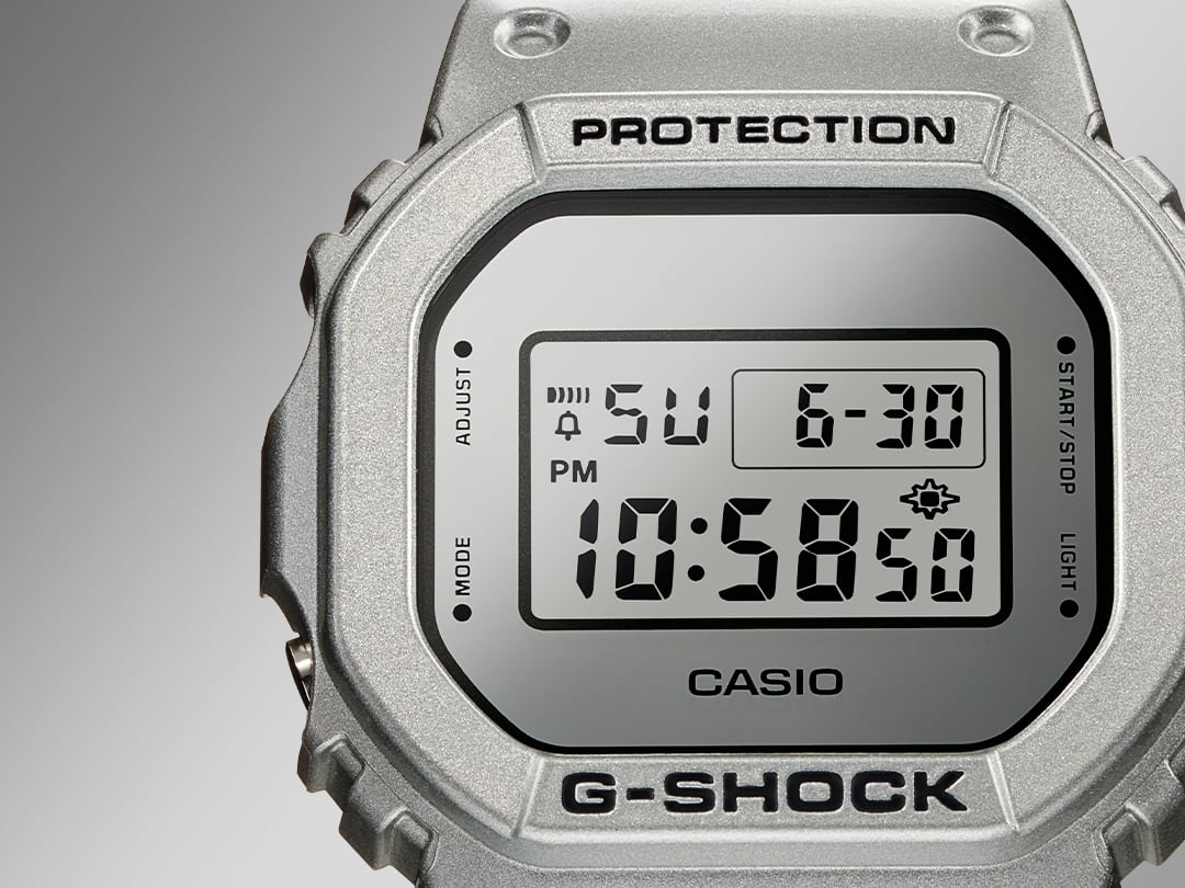 DW-5600FF-8 Primer plano de la pantalla del reloj digital DW-5600FF-8 plateado