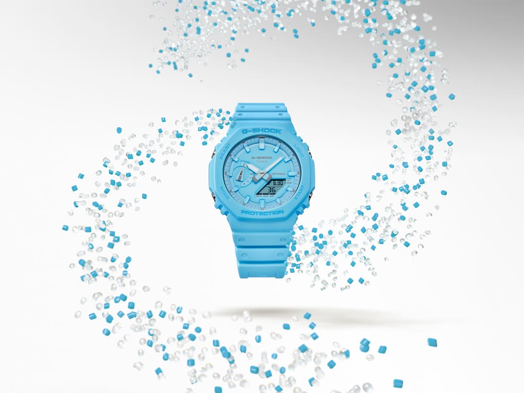 GW-B5600CD-9 El reloj de pulsera GW-B5600CD-9 rodeado por un remolino de granulado de resina transparente y turquesa