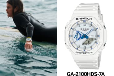 El reloj analógico blanco GA-2100HDS-7A con bisel octogonal y detalles en azul junto a la imagen de un surfista con el reloj puesto y remando en el agua.