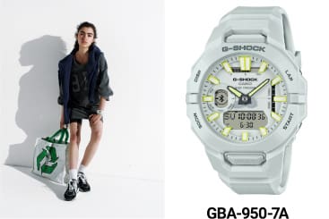 El reloj analógico blanco GBA-950 con caja redonda y correa de resina junto a una mujer que lleva el reloj, sosteniendo una bolsa con temática de reciclaje con un atuendo informal.