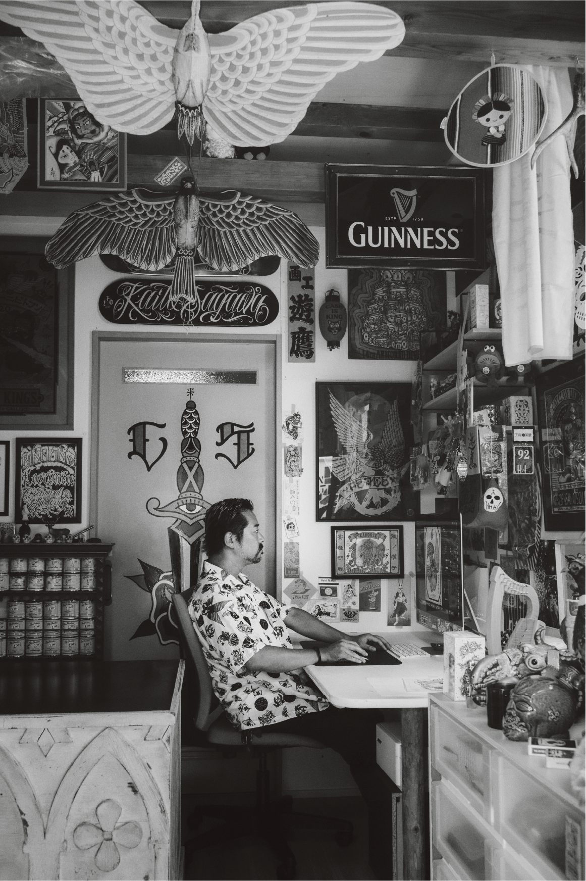 El artista Gakou Yutaka en su estudio, rodeado de objetos de la cultura callejera y del arte