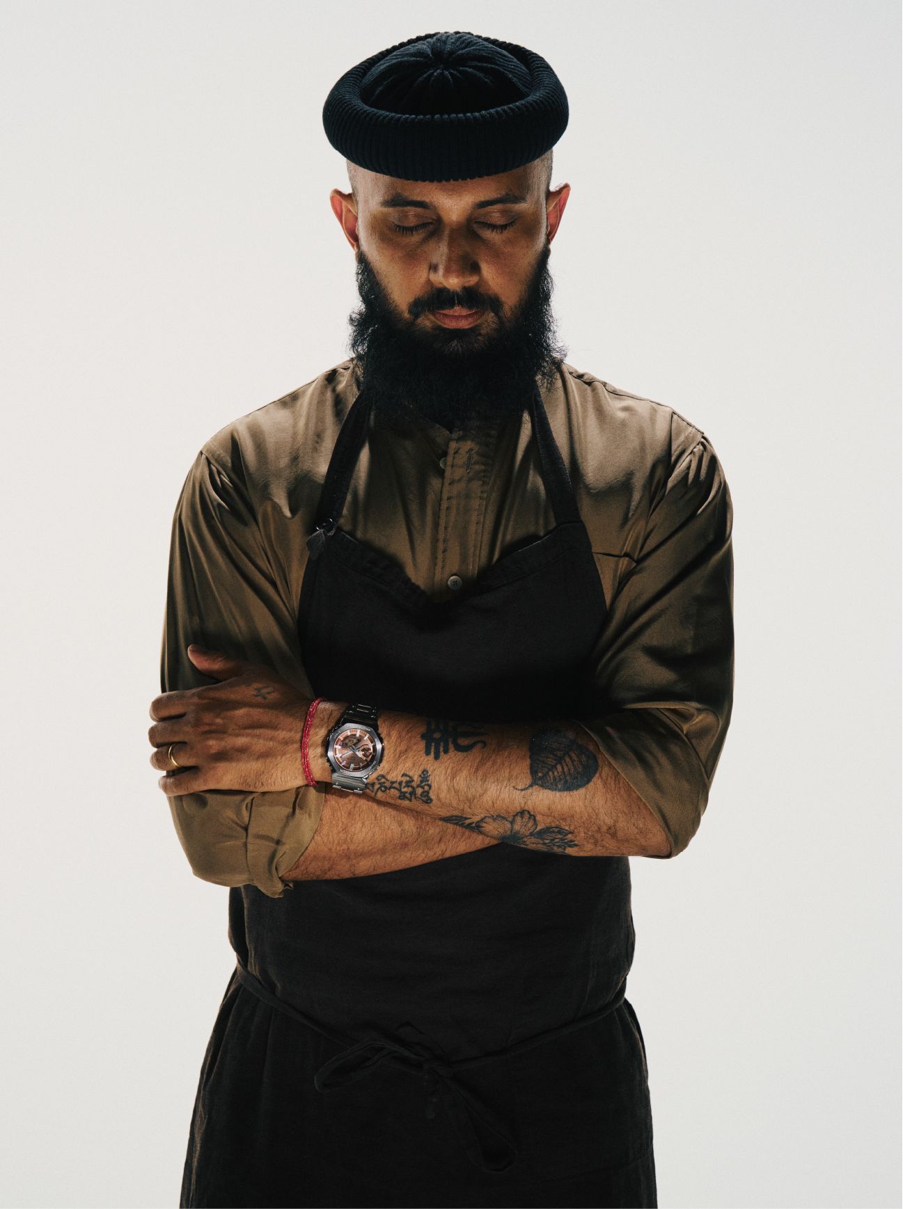 El chef Kanchan Adhikari lleva un mortero en la mano derecha y el reloj G-SHOCK GMW-B5000D-3 en el brazo izquierdo, un reloj de diseño profesional.