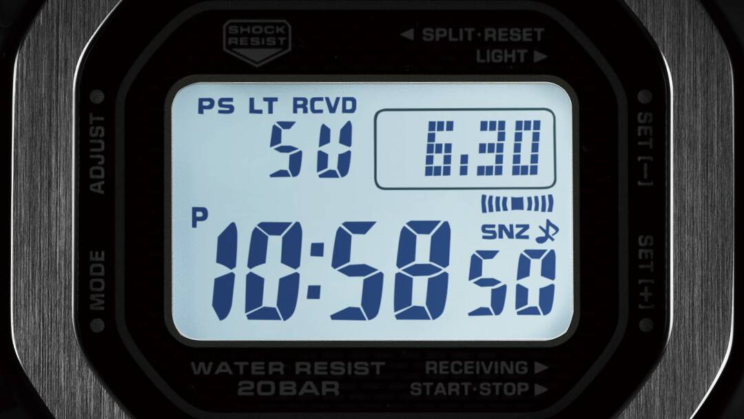 La pantalla iluminada del reloj digital Casio G-Shock GMW-B5000D-1