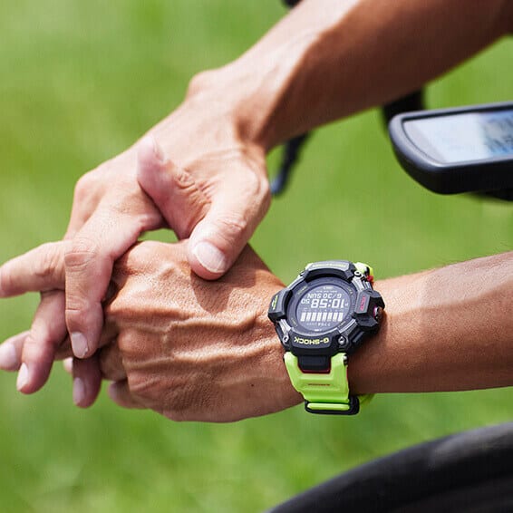 El reloj para exteriores GBD-H2000-1A9 en la muñeca de un ciclista