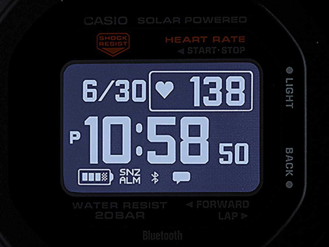 Primer plano de la pantalla luminosa del reloj Casio G-Squad DW-H5600MB-1 en la oscuridad