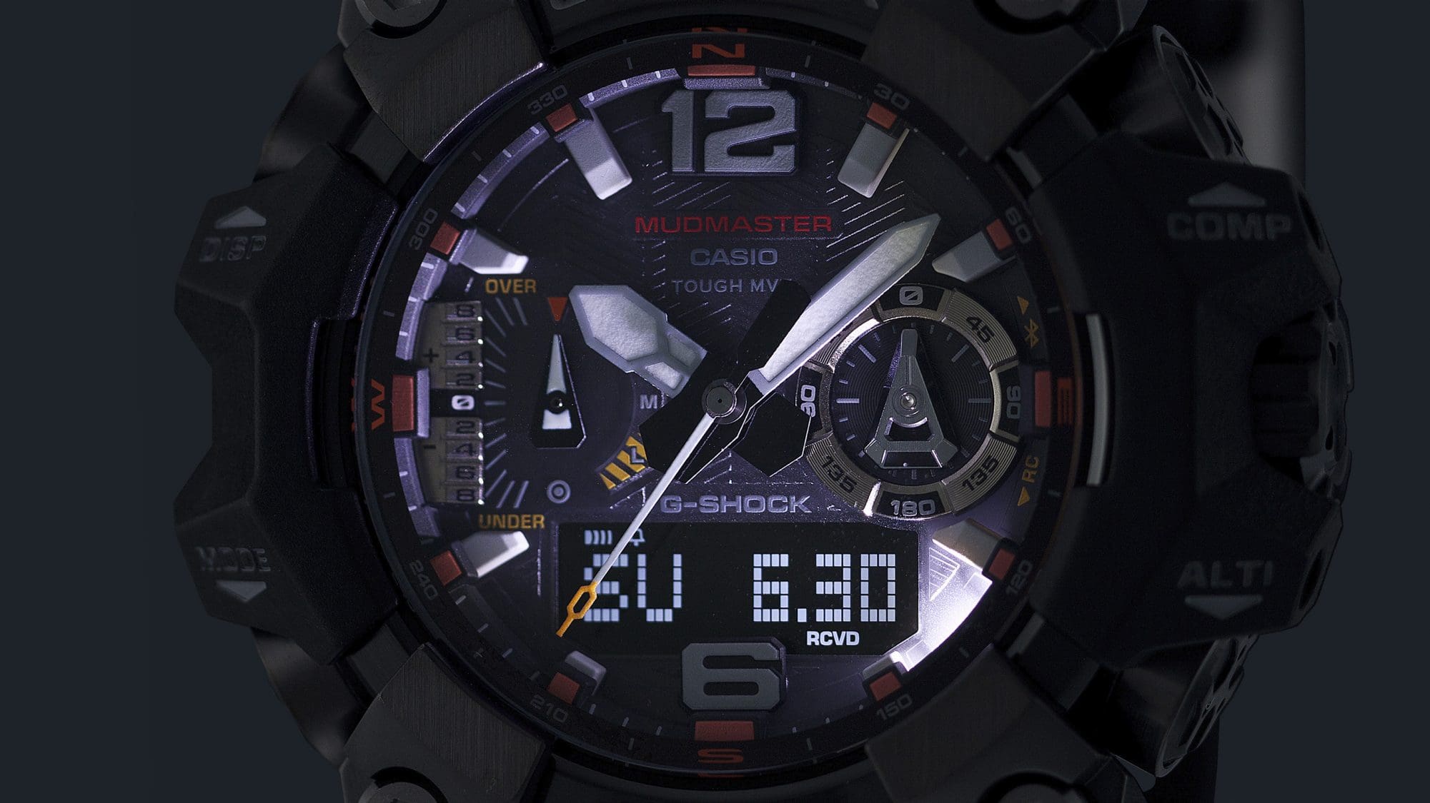 La pantalla iluminada del reloj digital-analógico GWG-B1000EC-1A en la oscuridad