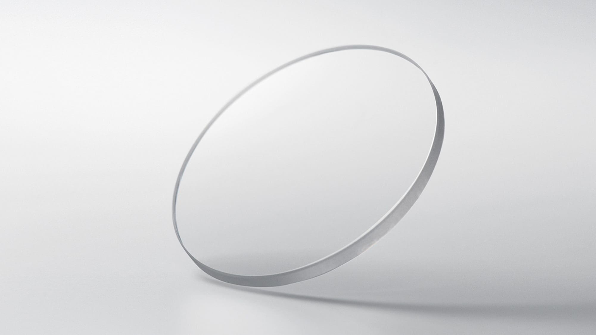 Un cristal de zafiro redondo sobre fondo gris claro