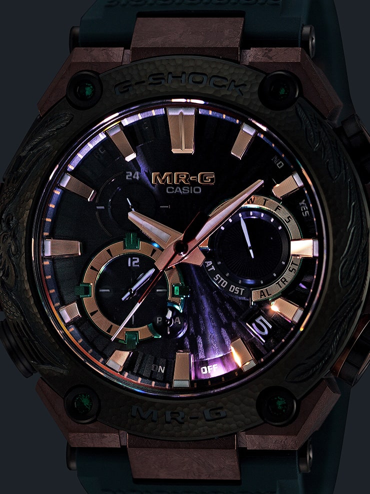 La pantalla iluminada del reloj de pulsera MRG-B2000KT.