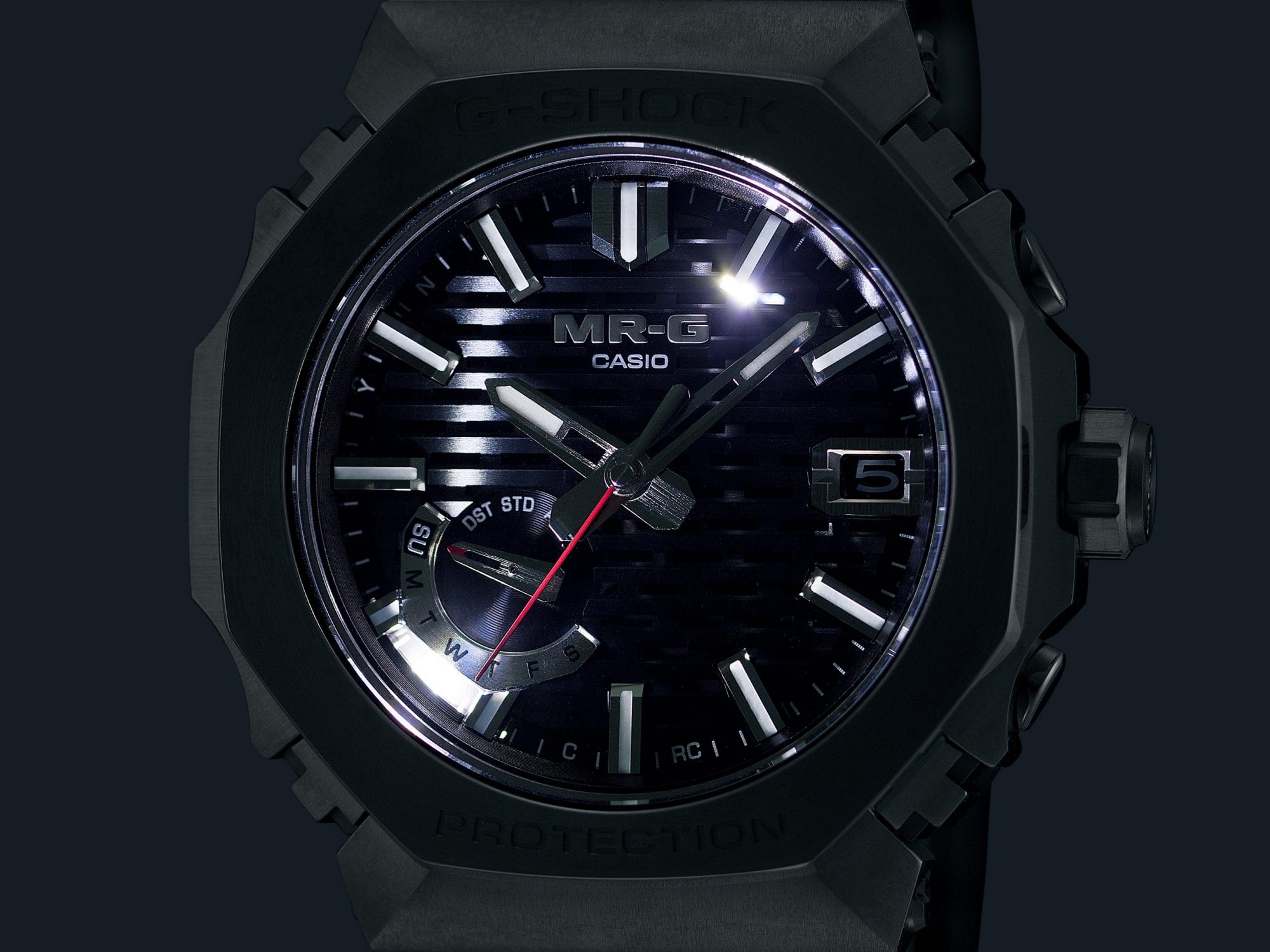 El MRG-B2100D-1A en la oscuridad con la pantalla iluminada.