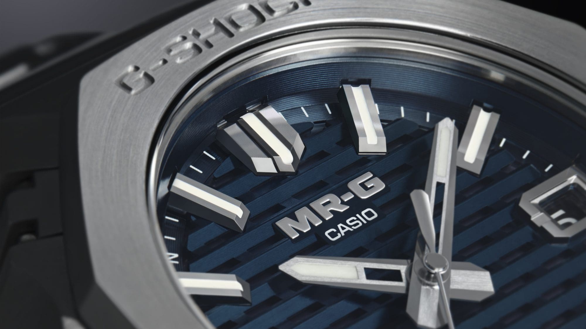 Primer plano de la esfera azul oscuro del MRG-B2100D-2ADR, que presenta un diseño de rejilla.