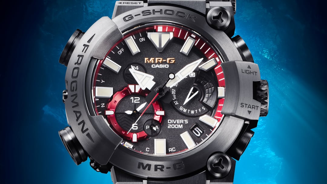 La esfera negra del reloj de buceo MRG-BF1000B-1A con detalles en rojo y blanco