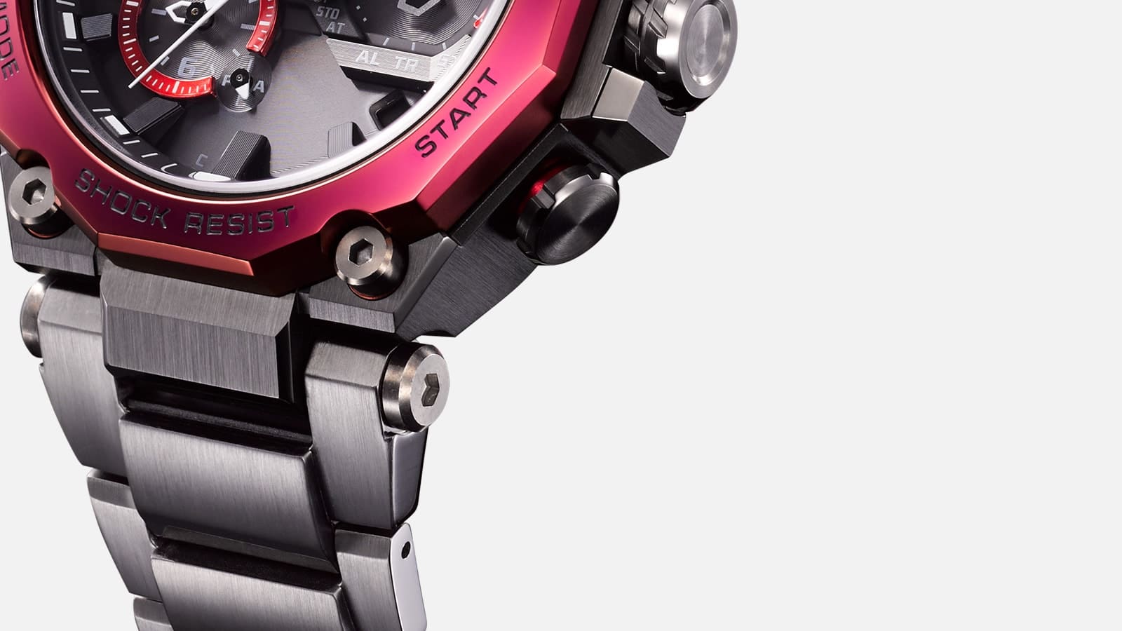 Detalle de los componentes metálicos del reloj de pulsera MTG-B2000