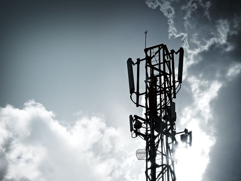 Una torre de transmisión ante un cielo nublado