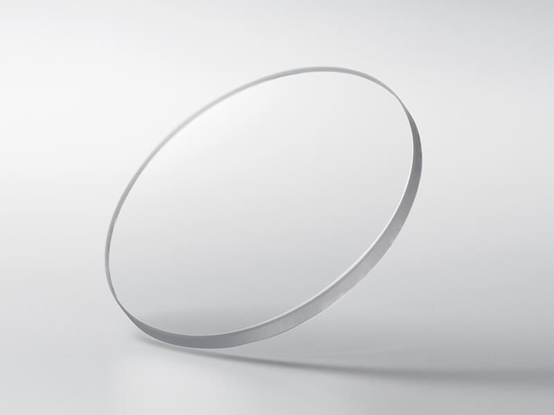 Un cristal de zafiro redondo sobre un fondo gris claro