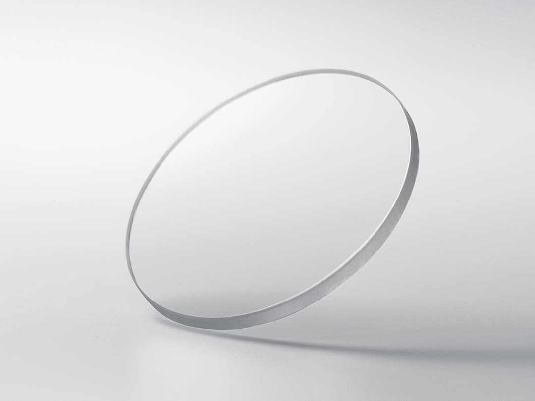 Una esfera redonda de cristal de zafiro sobre un fondo gris claro