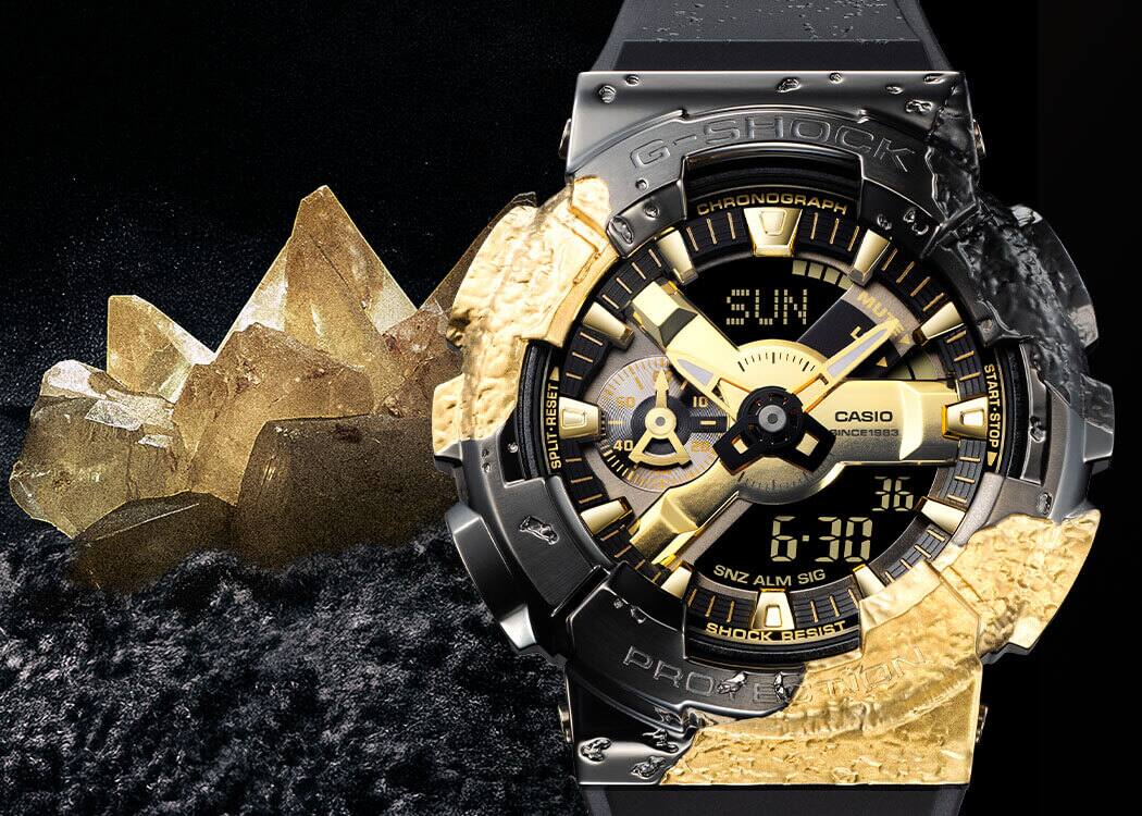GM-114GEM-1A9 La montre anniversaire GM-114GEM-1A9 à côté de cristaux dorés et de calcite