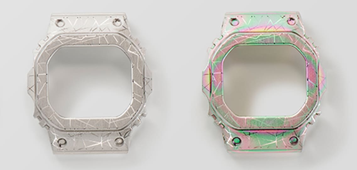 À gauche : la lunette en acier inoxydable encore argentée de la GM-S5640GEM-7 ; à droite : la lunette terminée avec un placage ionique aux couleurs de l'arc-en-ciel