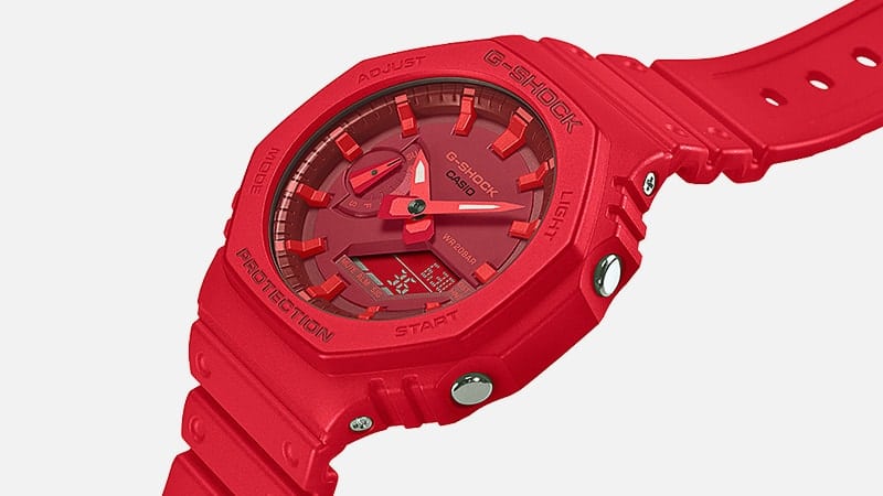 Vue de côté de la montre-bracelet analogique-numérique rouge Casio G-Shock GA-2100-4A