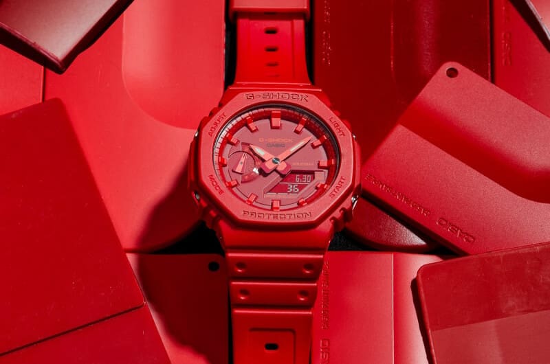Une montre Casio G-Shock GA-2100 rouge devant un fond rouge