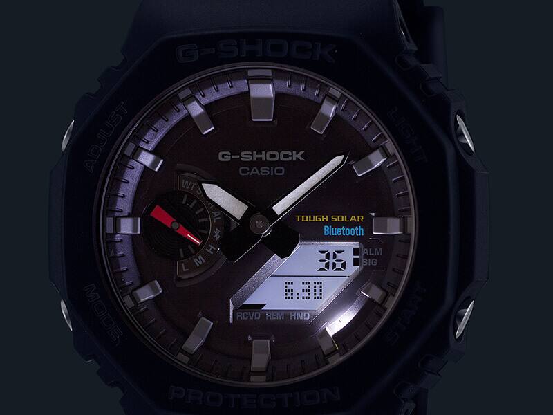 L'écran d'une montre Casio G-Shock GA-B2100 dans l'obscurité avec cadran éclairé