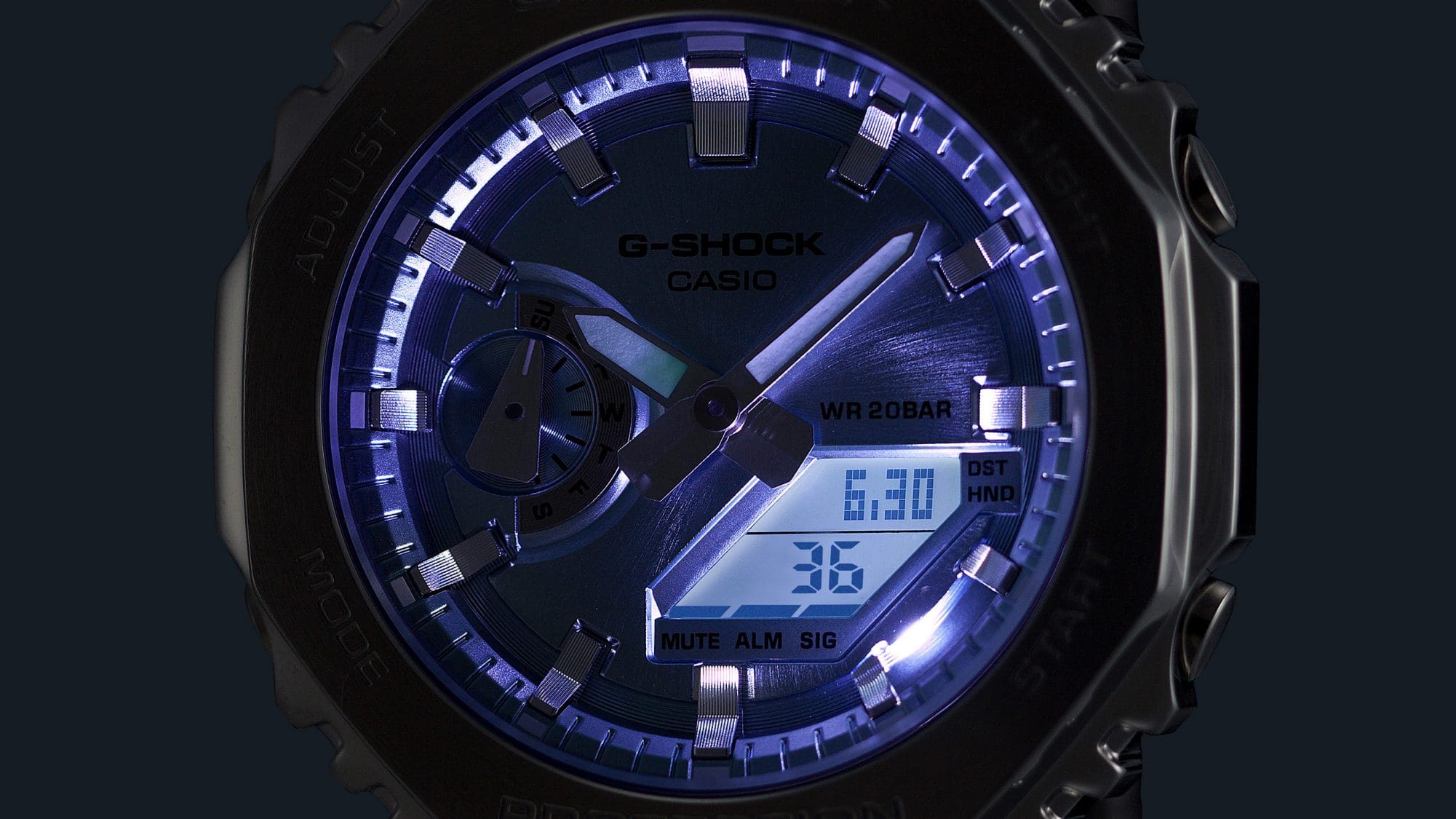 L'écran d'une montre hybride G-Shock GM-2110D dans l'obscurité avec cadran éclairé