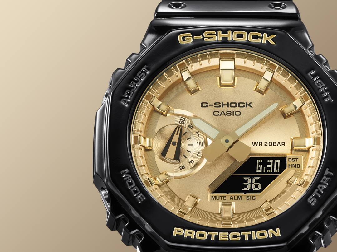 Gros plan sur le cadran doré et la lunette noire de la montre-bracelet hybride Casio G-Shock GA-2100GB