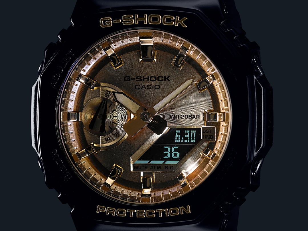 L'écran de la montre Casio G-Shock GA-2100GB-1A dans l'obscurité avec cadran éclairé
