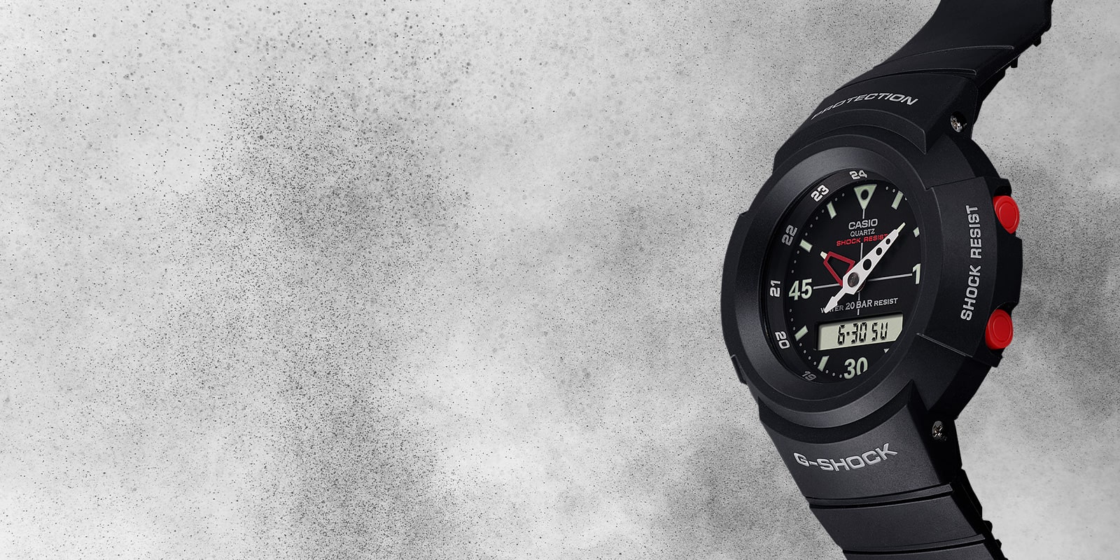 Vue semi-inclinée d'une montre-bracelet Casio G-Shock AW-500 noire sur un fond blanc-gris