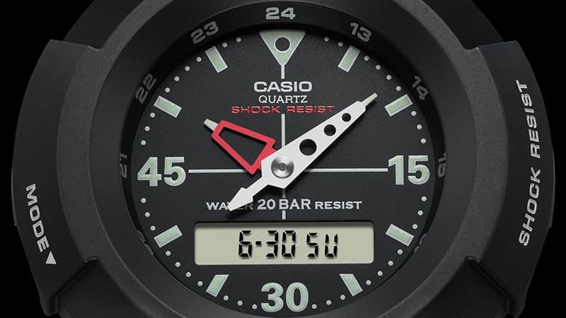 Gros plan sur l'écran de la montre-bracelet noire Casio G-Shock AW-500E