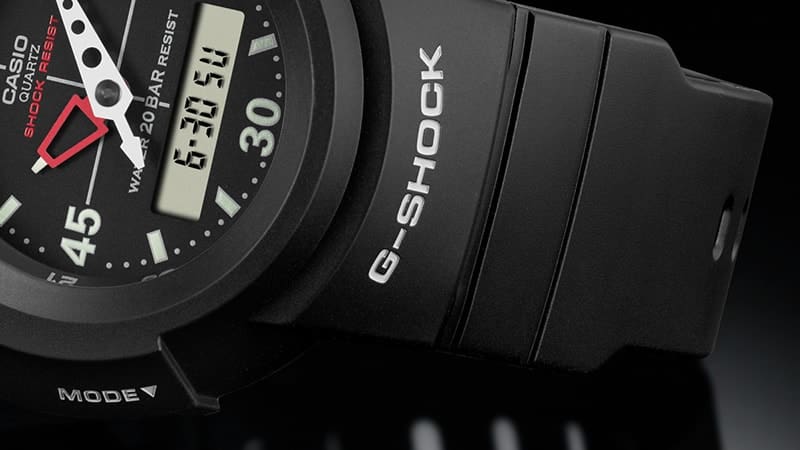 Gros plan sur l'écran de la montre-bracelet noire Casio G-Shock AW-500E