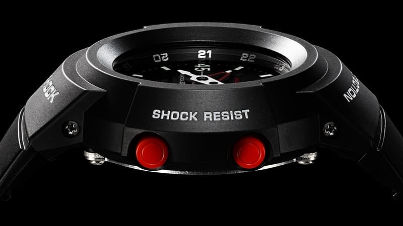 Vue latérale du boîtier avec vue sur les boutons de commande circulaires rouges