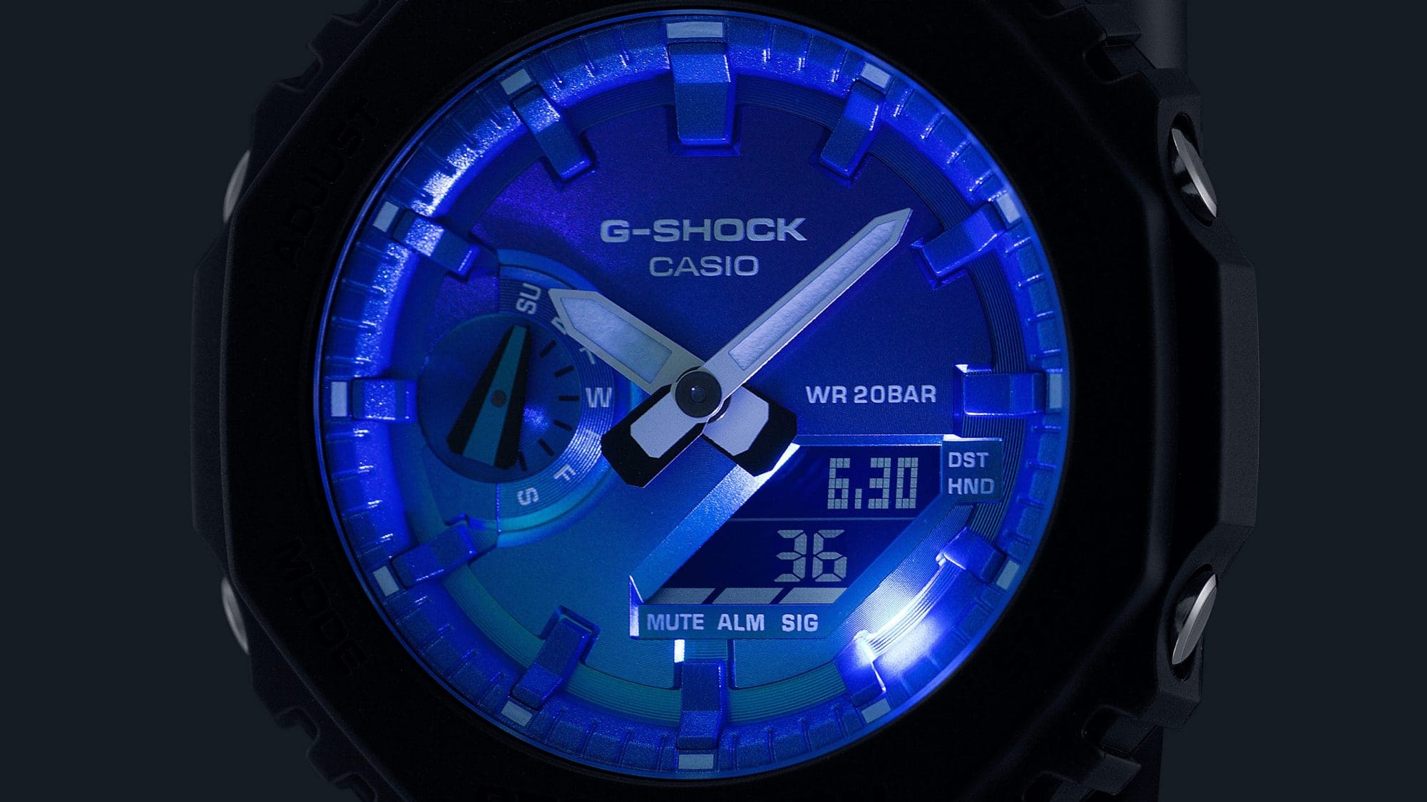 L'écran éclairé de la montre-bracelet numérique-analogique GA-2100FL-1A dans l'obscurité