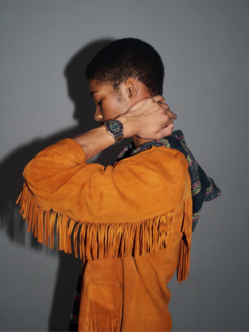 Personne portant une G-SHOCK de style rétro dans une pose de face.