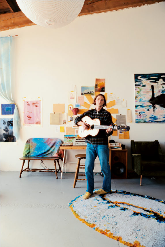Julian a une guitare