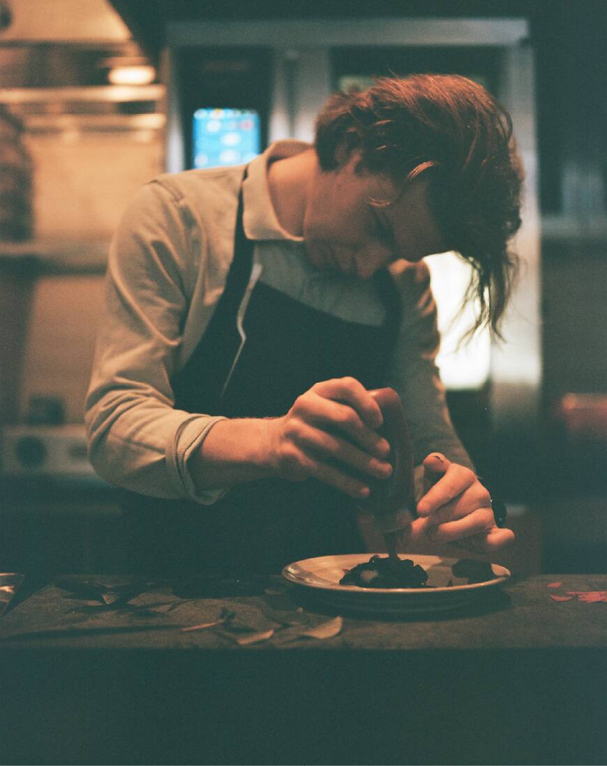 Flynn McGarry cuisine avec sa G-SHOCK au poignet