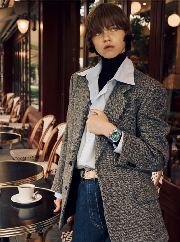 Personne dans un café portant une tenue élégante et une G-SHOCK.