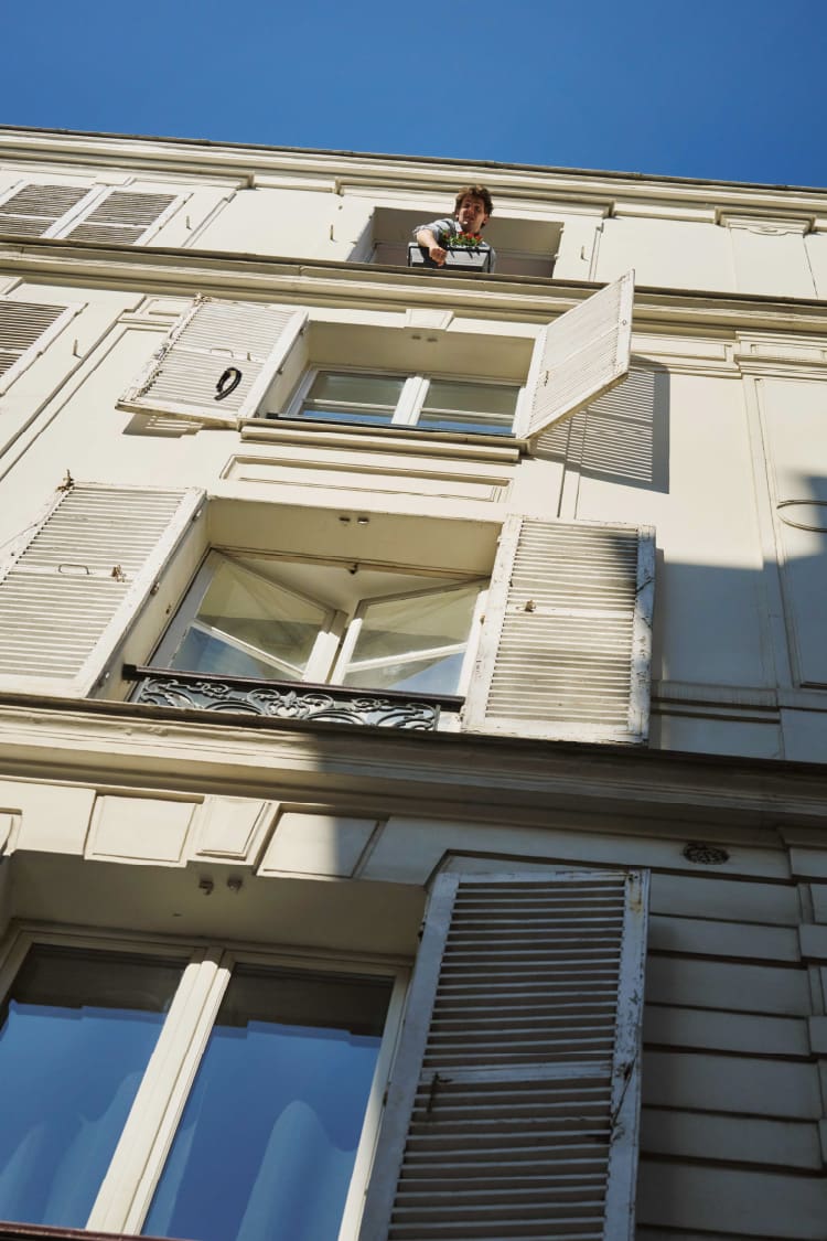 Personne faisant tomber une G-SHOCK de la fenêtre d'un appartement.