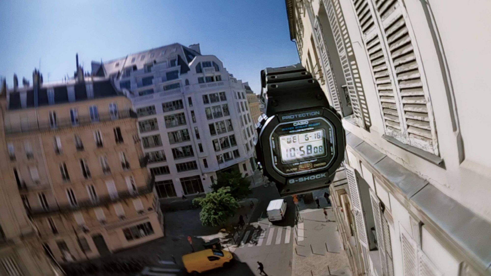 Une montre G-Shock numérique noire plane au-dessus des rues de Paris.