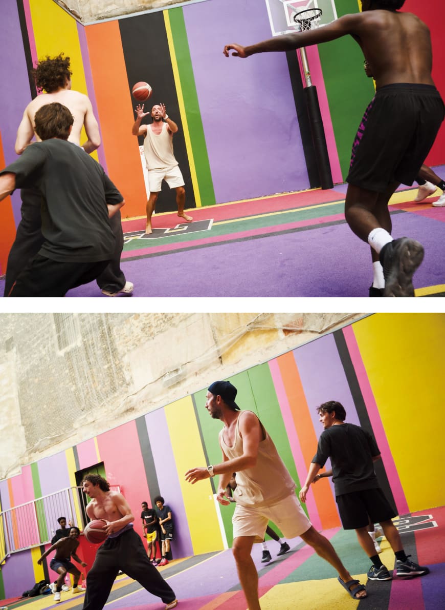 Scène de jeu du terrain de basket de Pigalle