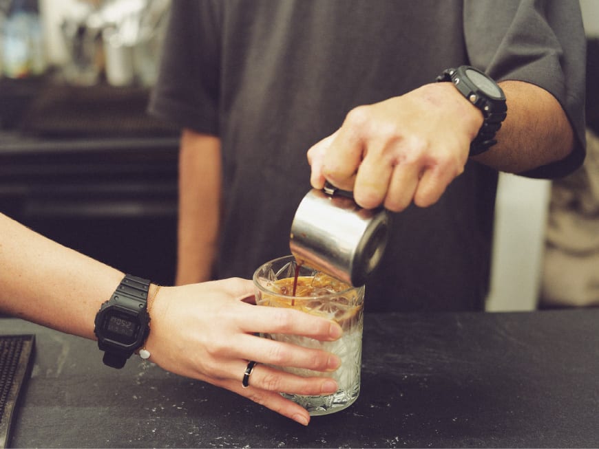 Il s'agit d'une photo d'une boisson préparée au comptoir du café Bonjour Jacob à Paris.