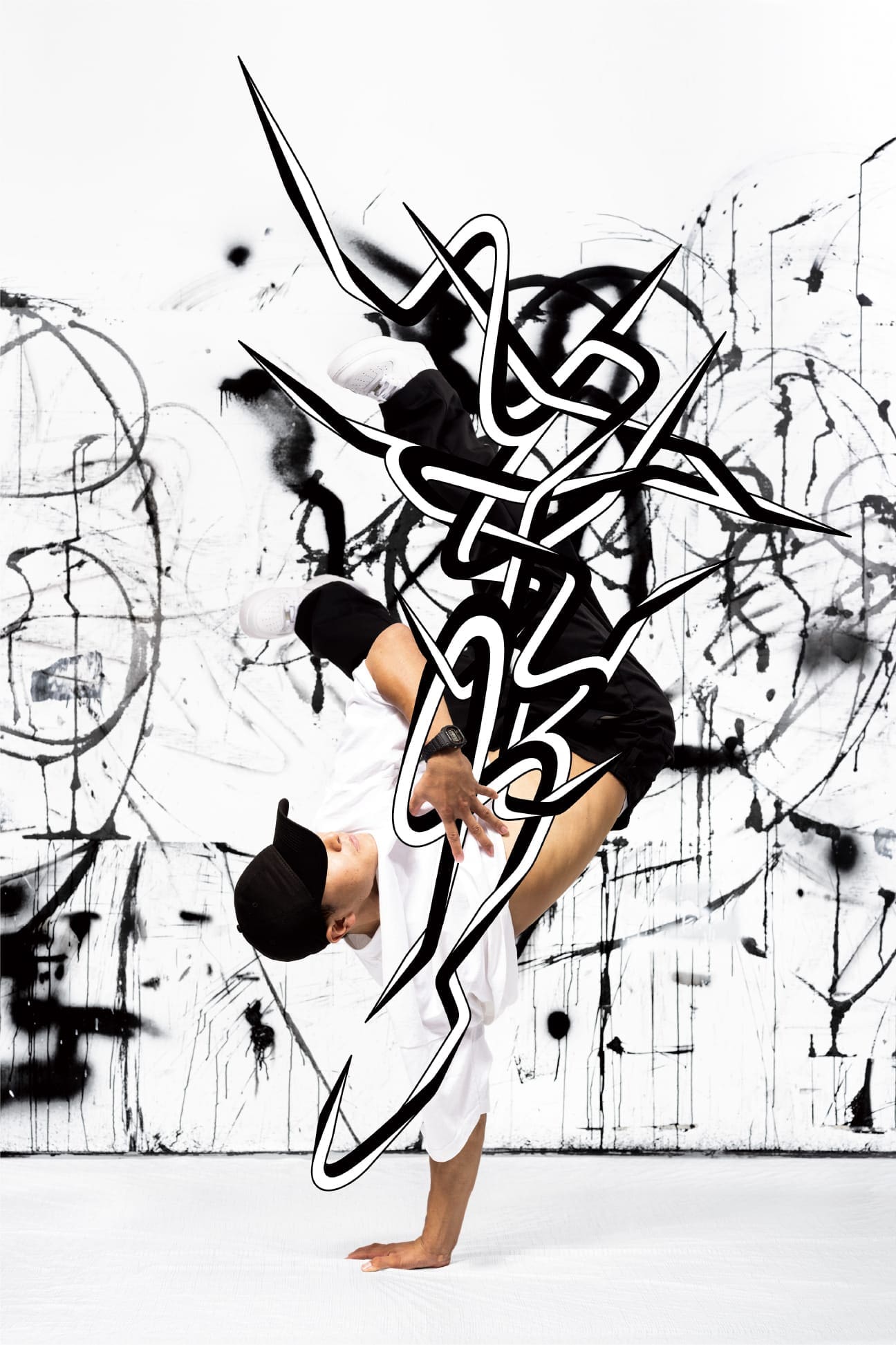 Danseur de breakdance vêtu de noir et blanc en position d'équilibre sur les mains devant une œuvre de street art en noir et blanc