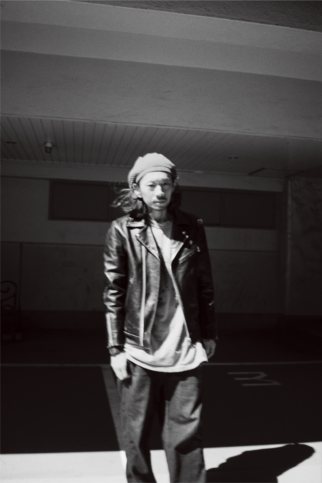Une photographie de Yusuke Yamatani en noir et blanc qui met en scène un homme portant une montre G-SHOCK.