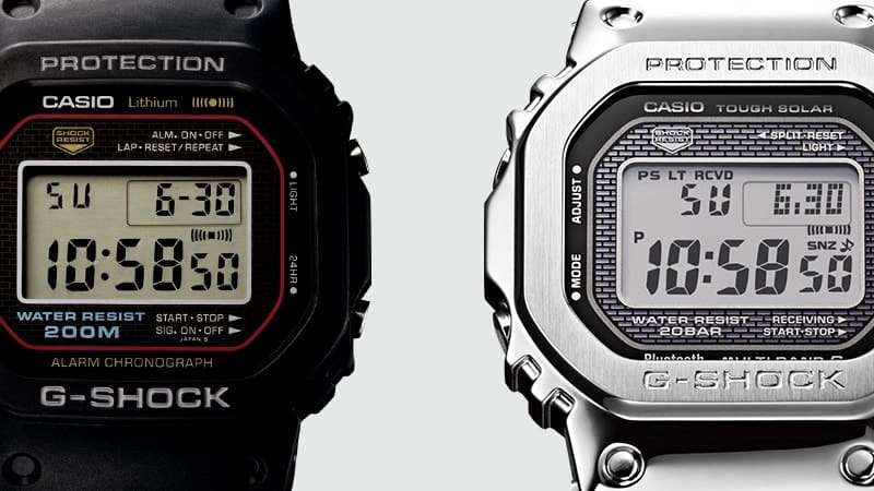 Gros plan sur le premier modèle de montre numérique G-Shock noire, à côté de la G-Shock GMW-B5000 argentée.