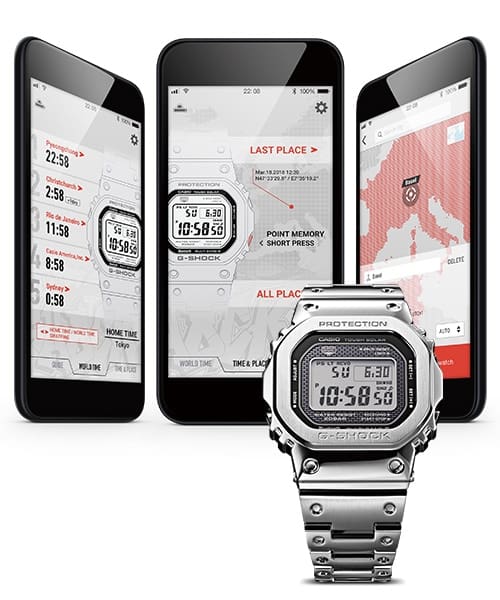 Trois écrans de smartphone avec différentes vues de l'application G-Shock-Connected, devant une montre numérique Casio G-Shock GMW-B5000 de couleur argentée.