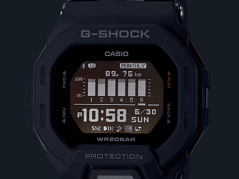 L'écran de la montre GBD-200-1 dans l'obscurité avec affichage éclairé