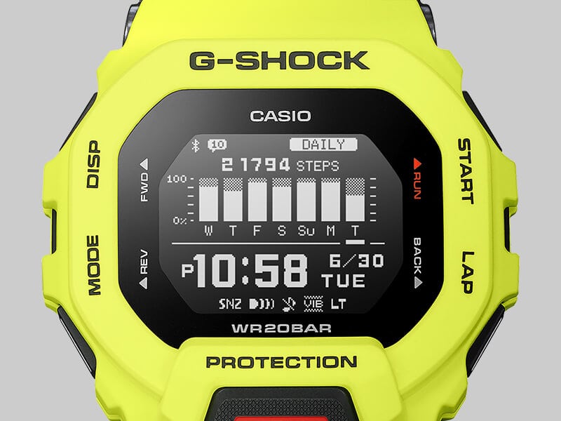 Écran de la montre numérique jaune Casio G-Shock GBD-200-9 indiquant le nombre de pas effectués par jour de la semaine