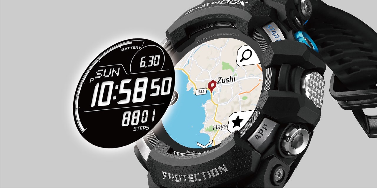 Un affichage numérique noir et blanc des heures flotte devant l'écran d'une montre G-Squad GSW-H1000 Bluetooth®, sur lequel on peut voir une carte géographique en couleur.
