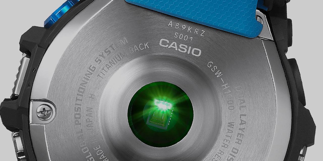 Le dos du boîtier d'une Casio G-Squad GSW-H1000 avec gravures et émetteur optique vert lumineux.